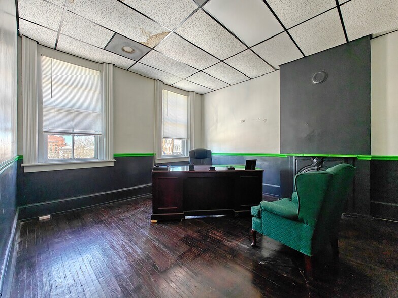 More Photos Of 121 N Poplar St, Paris Storefront Retail Residential For Lease