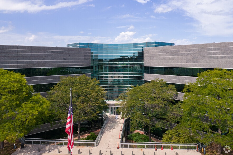 More Photos Of 3100 Sanders Rd, Northbrook Office For Lease