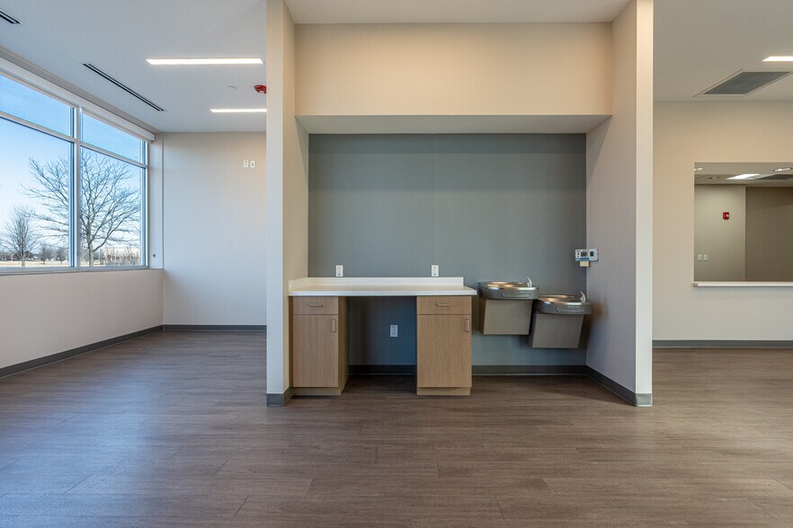 More Photos Of 140 Hansen Blvd, North Aurora Medical For Lease