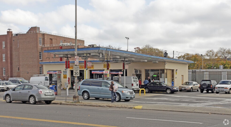 Primary Photo Of 131 W Merrick Rd, Freeport General Retail For Lease