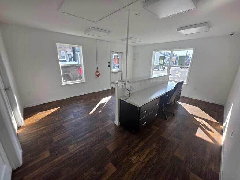 More Photos Of 320 N 2nd St, Columbia Self Storage For Lease