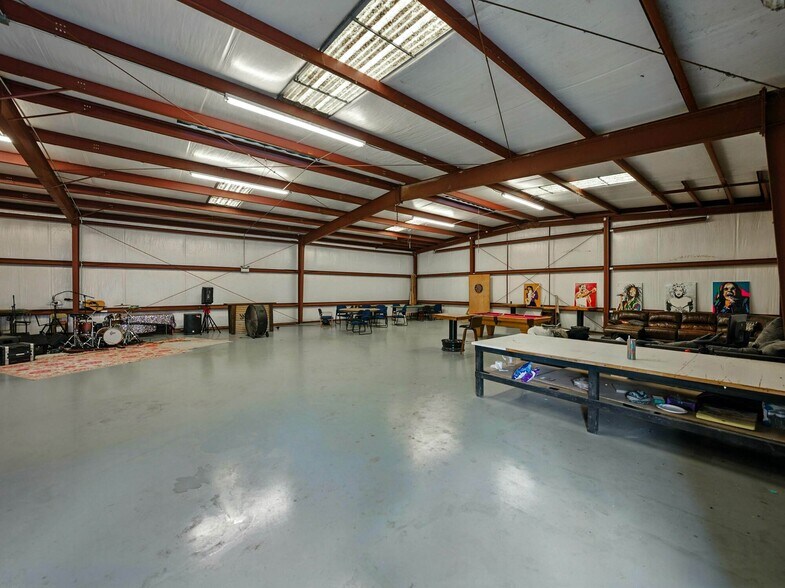 More Photos Of 2404 Longhorn Ave, Lakeland Manufacturing For Sale