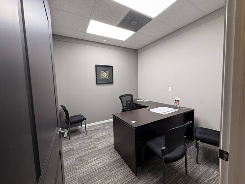 More Photos Of 777 E Algonquin Rd, Algonquin Storefront Retail Office For Lease