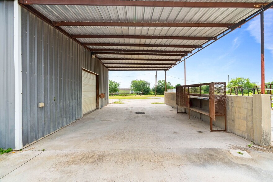 More Photos Of 2404 N US Highway 281, Alice Flex For Lease