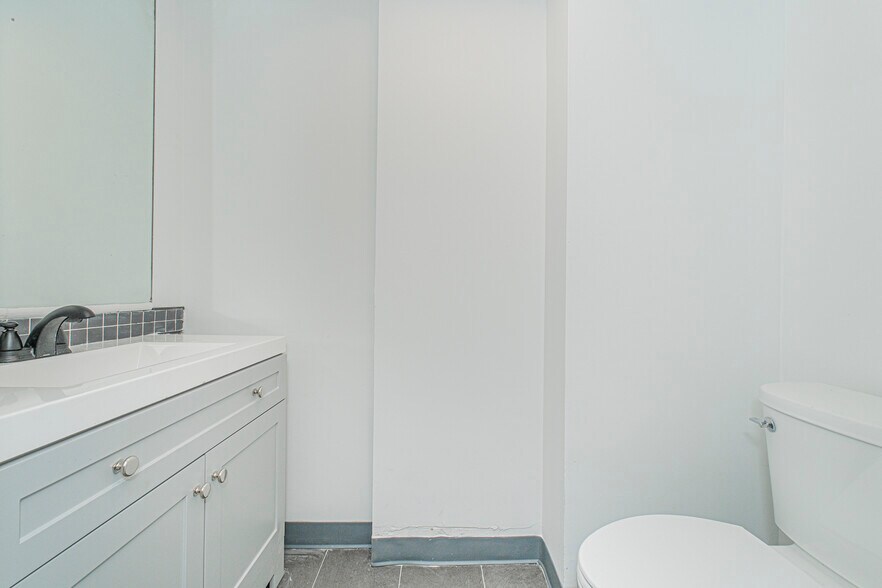 More Photos Of 56 Seguine Ave, Staten Island Storefront Retail Office For Lease