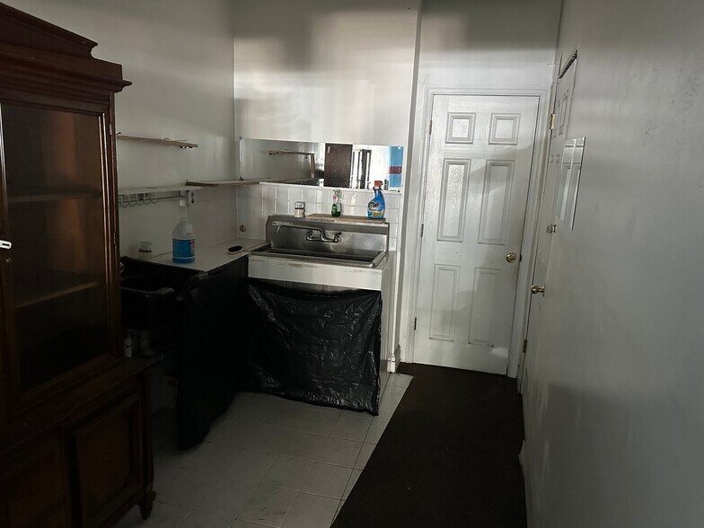 More Photos Of 677 Main St, New Rochelle Storefront Retail Office For Lease