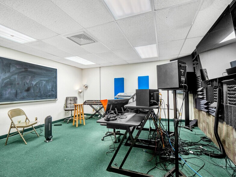 More Photos Of 824 W Pipeline Rd, Hurst Religious Facility For Sale