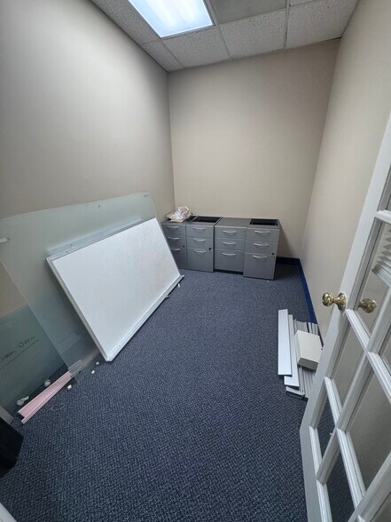 More Photos Of 20 Pidgeon Hill Dr, Sterling Medical For Sale