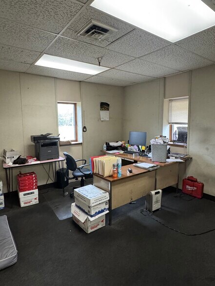 More Photos Of 623 Circle Dr, Iron Mountain Industrial For Sale