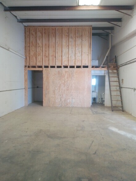 More Photos Of 3573 Enterprise Ave, Naples Warehouse For Lease