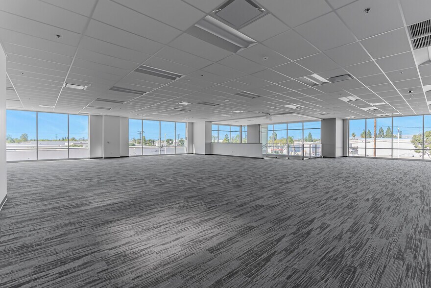 More Photos Of 300 E Dyer Rd, Santa Ana Warehouse For Lease