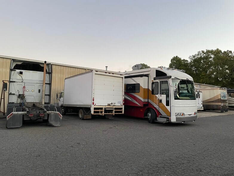 More Photos Of 700 Griffith Rd, Charlotte Service For Lease