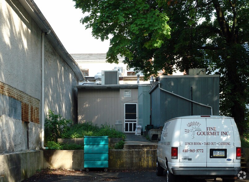 More Photos Of 194-198 Main St, Emmaus Restaurant For Lease