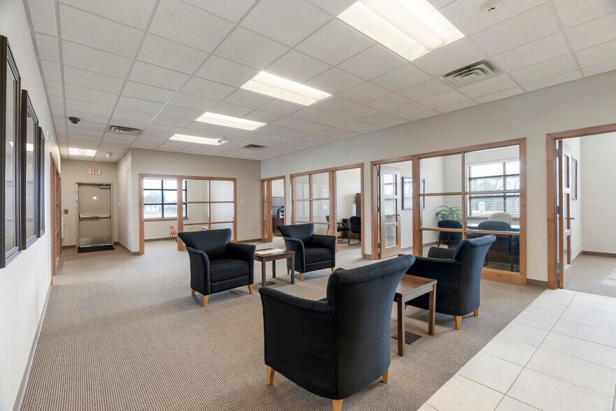 More Photos Of 7447 Riverside Pky, Tulsa Bank For Lease