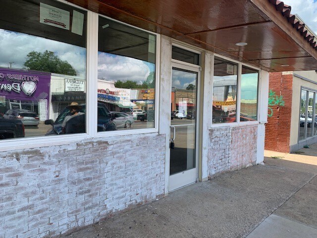 More Photos Of 2706 Samuell Blvd, Dallas Storefront For Lease