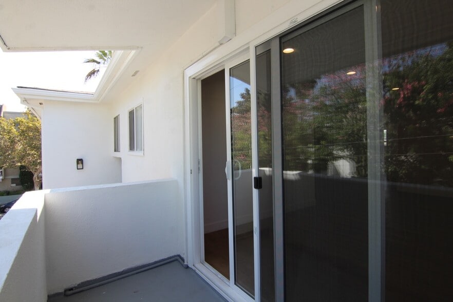 More Photos Of 561 N Sweetzer Ave, Los Angeles Apartments For Sale