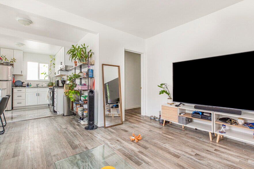 More Photos Of 13647 Leadwell St, Van Nuys Apartments For Sale