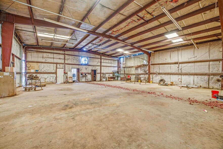 More Photos Of 3429 W Walker St, Breckenridge Warehouse For Sale
