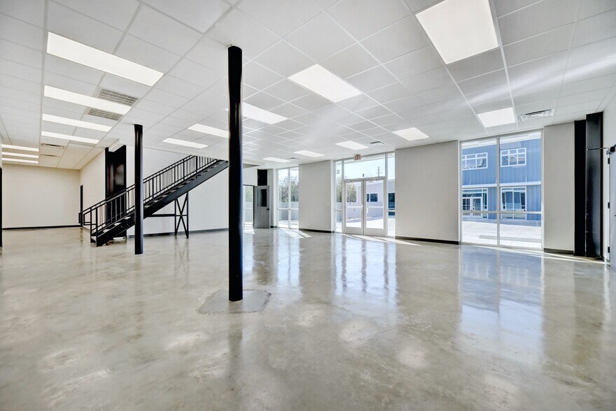 More Photos Of 11215 Conroy Ln, Austin Showroom For Lease