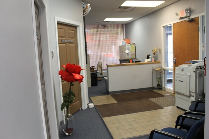 More Photos Of 220 S Main St, Butler Medical For Lease