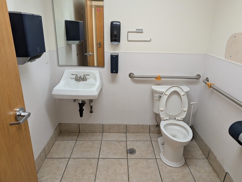 More Photos Of 4694-4696 S 200 W, Salt Lake City Light Manufacturing For Lease