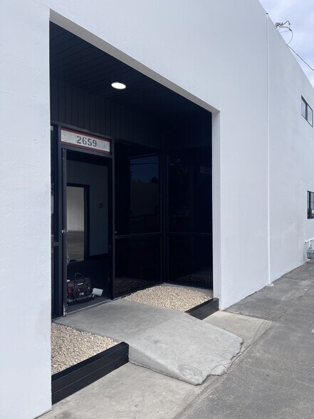 More Photos Of 2659-2661 Junipero Ave, Signal Hill Warehouse For Lease