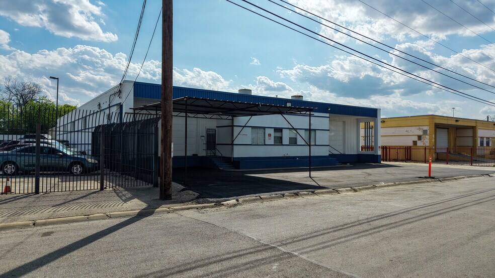 More Photos Of 130 E Zavalla, San Antonio Warehouse For Lease