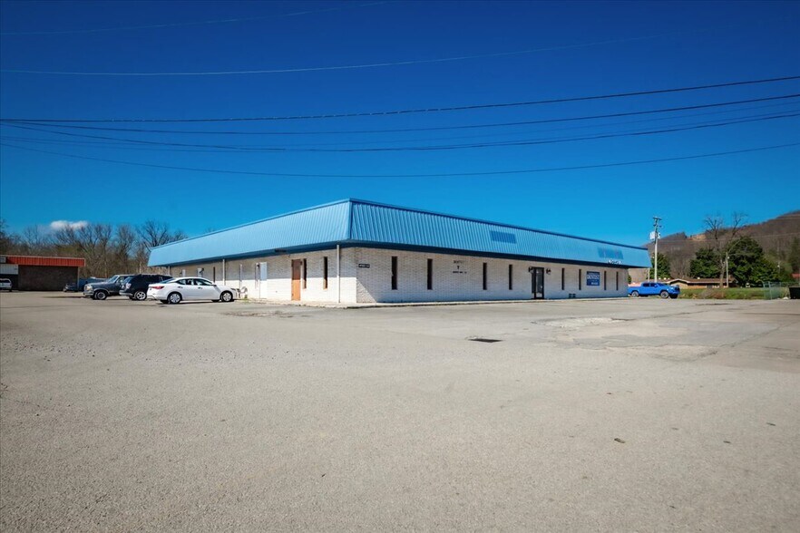 More Photos Of 841 S Highway 25 W, Williamsburg Flex For Sale