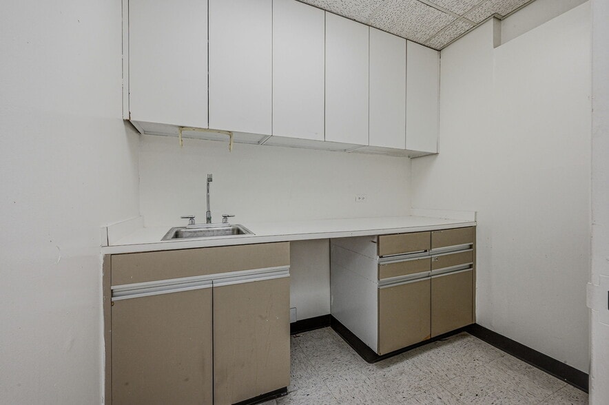 More Photos Of 1A Trolley Sq, Wilmington Storefront For Lease