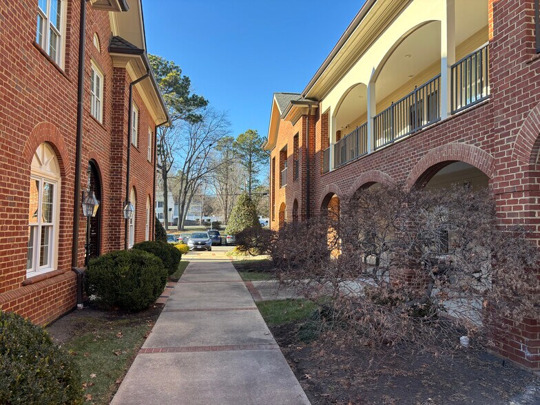 More Photos Of 2307 N Parham Rd, Richmond Office For Lease