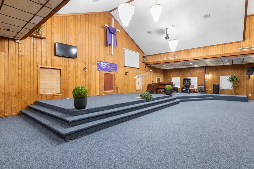 More Photos Of 10511 Main St, Thonotosassa Religious Facility For Sale