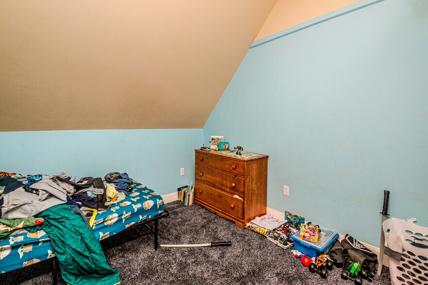 More Photos Of 12 Middle St, Lancaster Flex For Sale