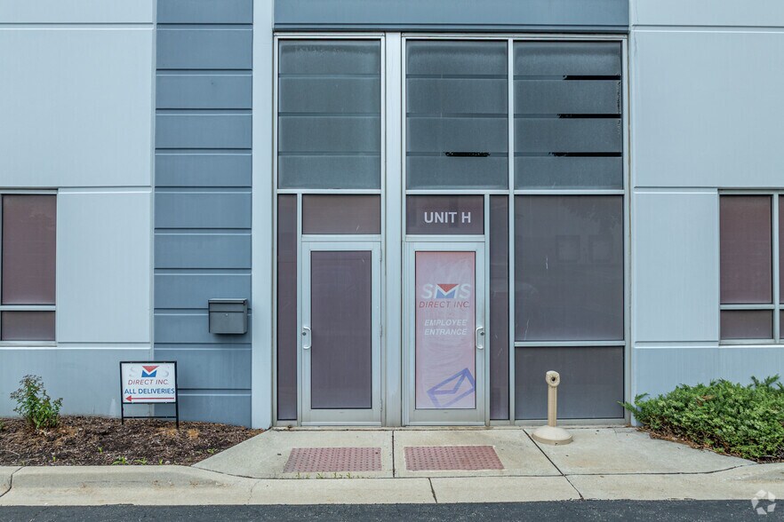 More Photos Of 1000 W Crossroads Pkwy, Bolingbrook Warehouse For Lease