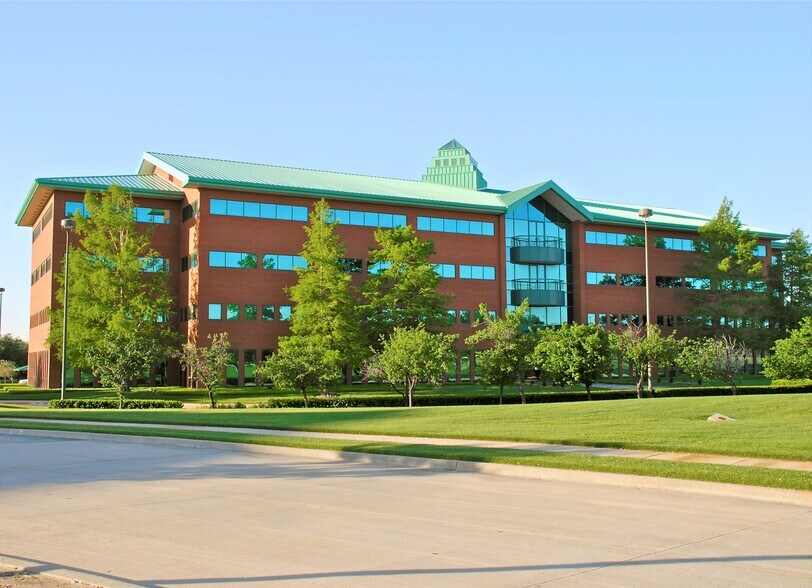 More Photos Of 1750 Valley View Ln, Dallas Office For Sale