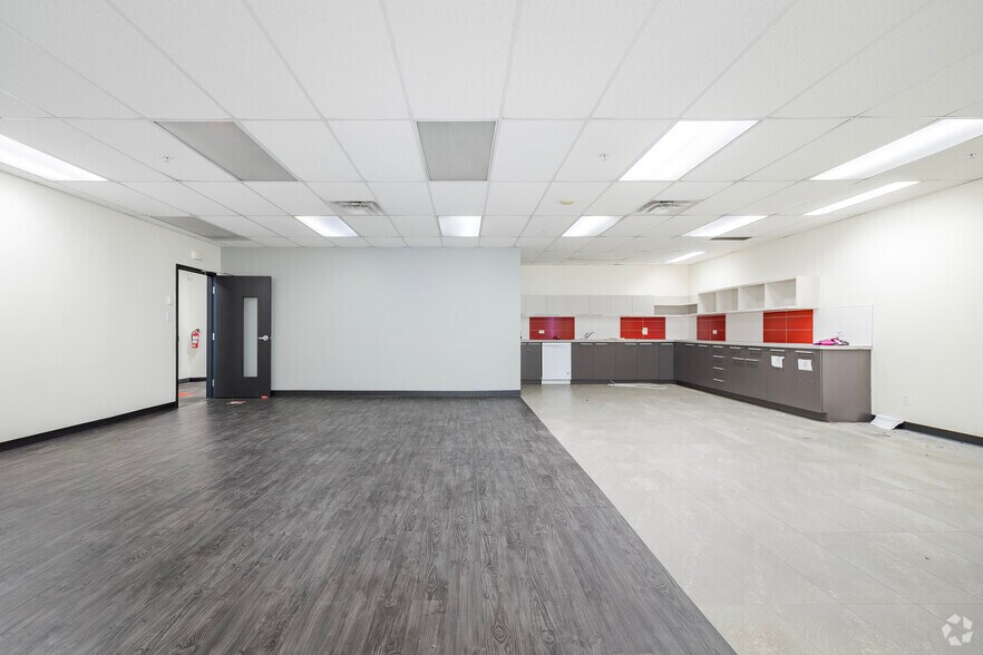 More Photos Of 255 Boul Crémazie E, Montréal Office For Lease