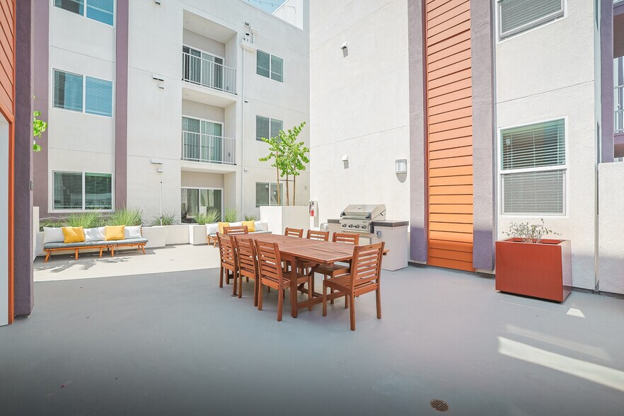 More Photos Of 10555 Bloomfield St, Toluca Lake Apartments For Sale