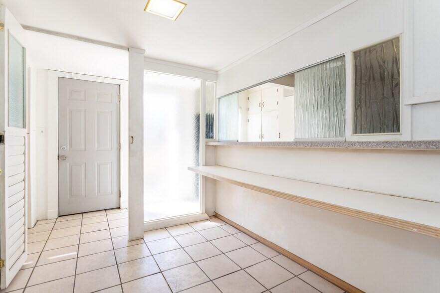 More Photos Of 9826 Columbus Ave, North Hills Multifamily For Sale