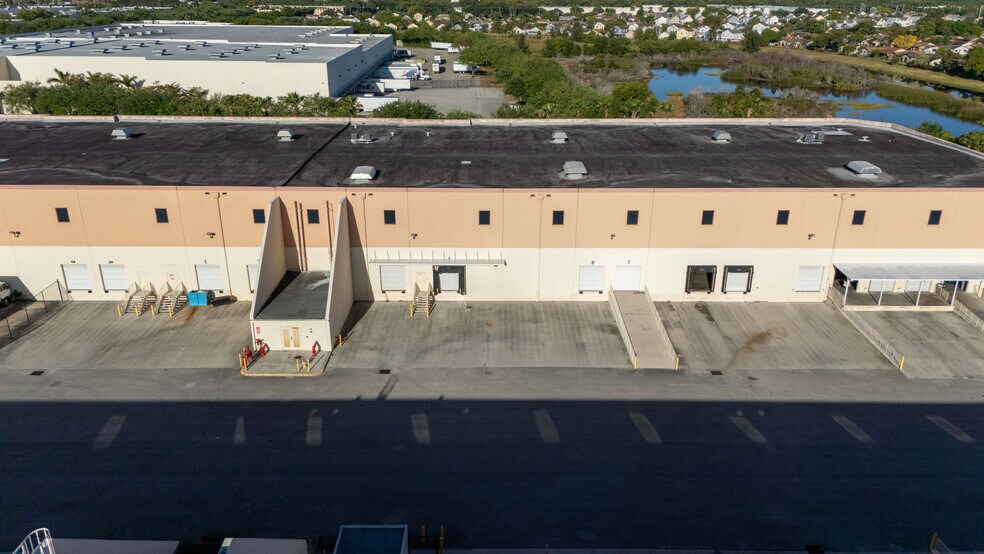 More Photos Of 9627-9641 Premier Pky, Miramar Warehouse For Lease