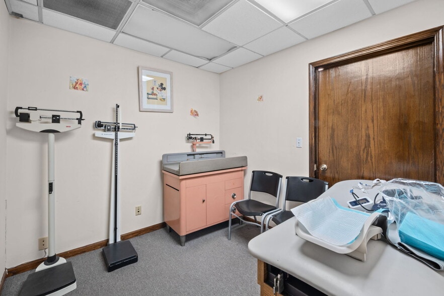 More Photos Of 7107 W Belmont Ave, Chicago Medical For Lease