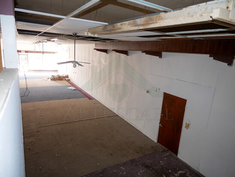 More Photos Of 112 S Anderson St, Elwood Storefront Retail Office For Lease