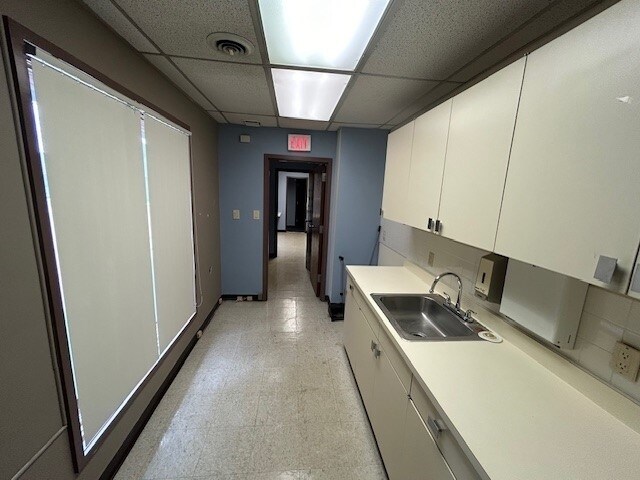 More Photos Of 38 S Burnett Rd, Springfield Office For Sale