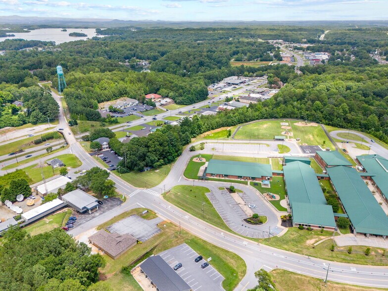 More Photos Of 735 N Townville St, Seneca Medical For Sale