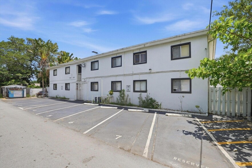 More Photos Of 2325-2331 Arthur St, Hollywood Apartments For Sale