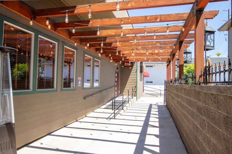 More Photos Of 638 SW 6th St, Redmond Restaurant For Sale