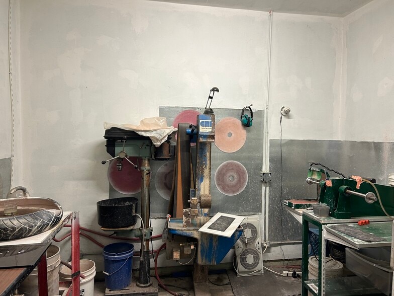 More Photos Of 1602 N Columbia Blvd, Portland Warehouse For Lease