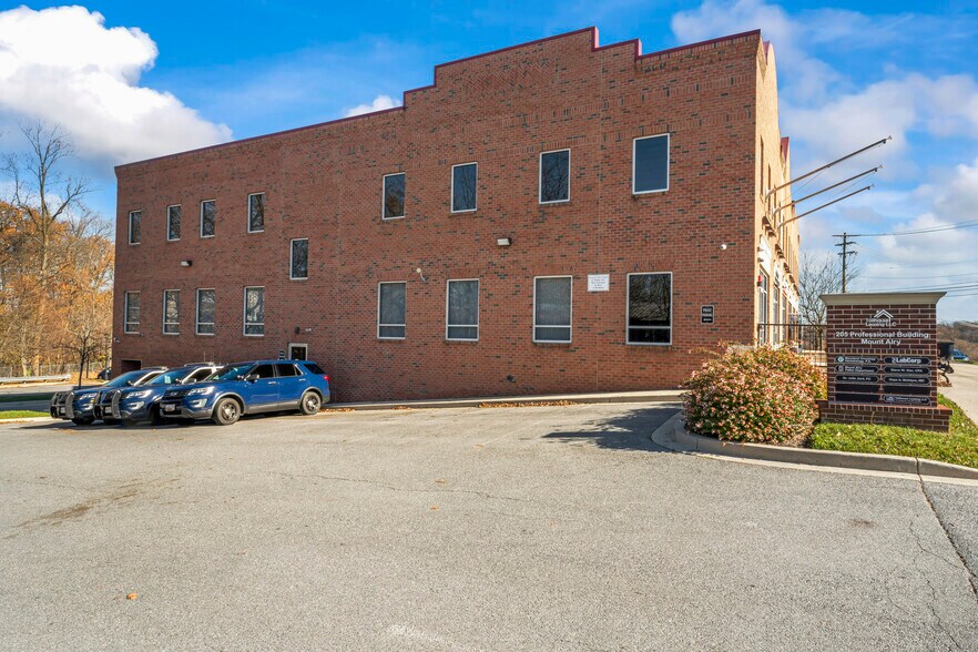 More Photos Of 205 Center St, Mount Airy Medical For Lease