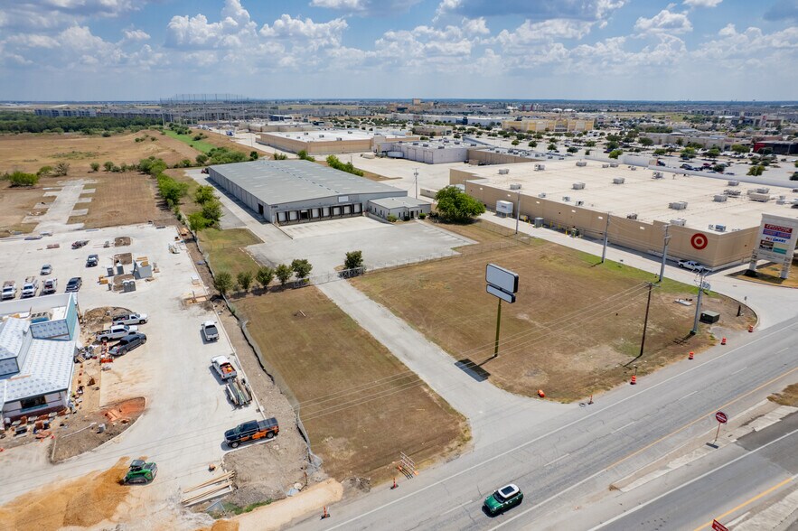 More Photos Of 3194 N Interstate 35, New Braunfels Warehouse For Lease