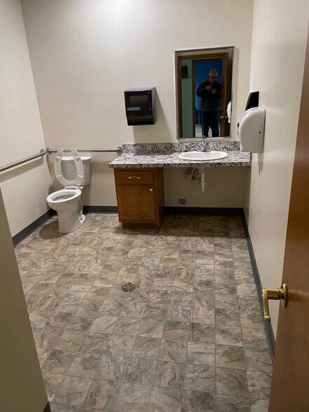 More Photos Of 3949 N River Rd, Freeland Office For Lease