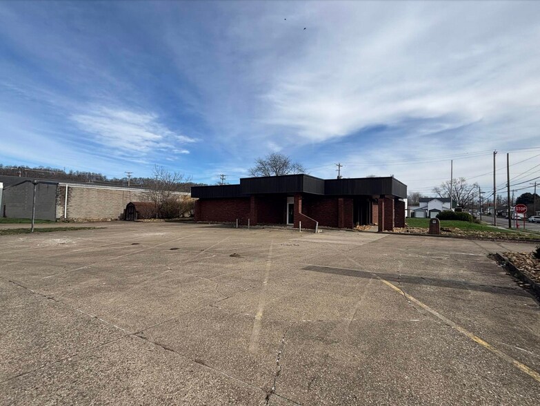 More Photos Of 990 2nd Ave, Gallipolis Freestanding For Lease