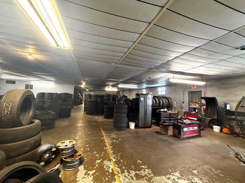 More Photos Of 217 S Main St, Manheim Light Distribution For Sale